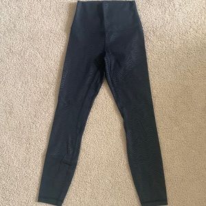 Black Lululemon leggings with a wavy pattern. High rise. 28’’ inseam.